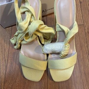 NWOT Wild Diva Women’s Yellow heels